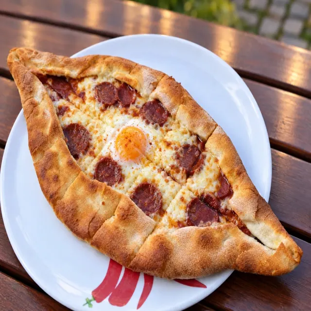 Pide mit türk. Knoblauchwurst & Ei