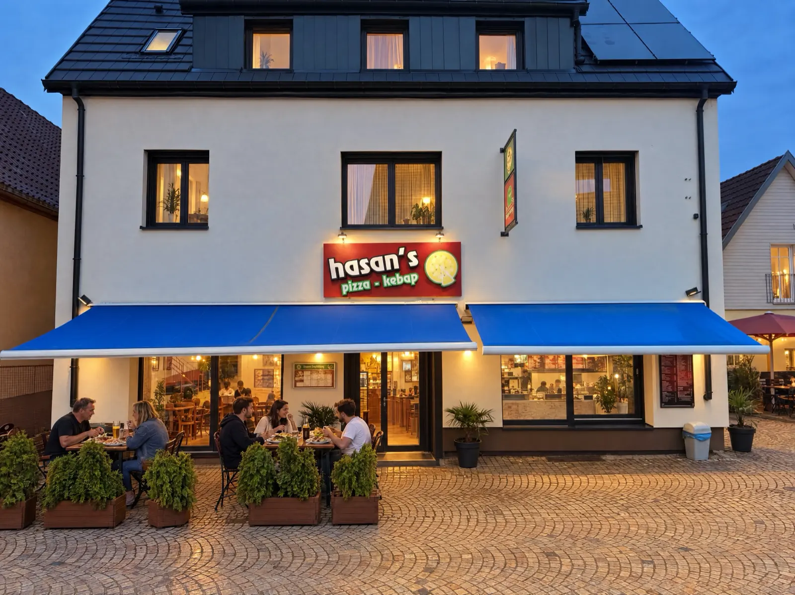 Hasan’s von vorn am Abend mit Gästen unter der Markise