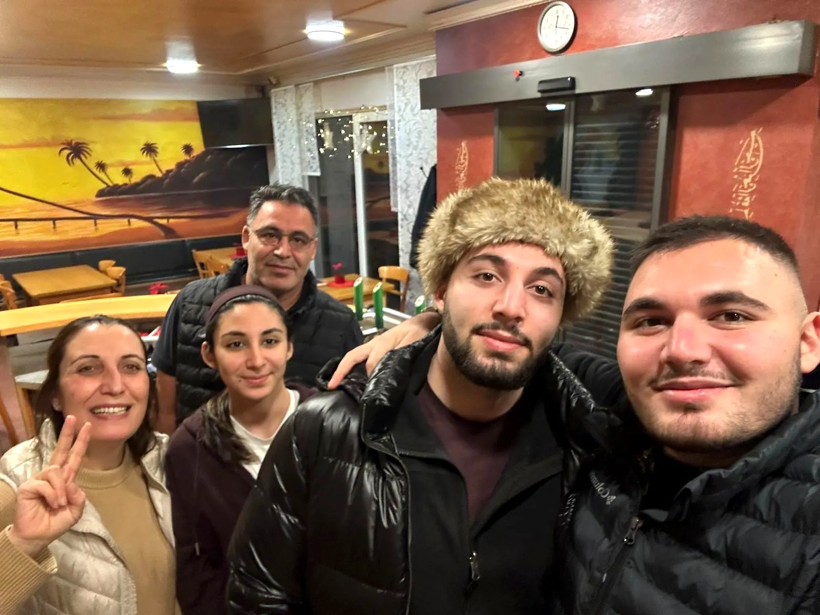 Die Familie zusammen im Gastraum