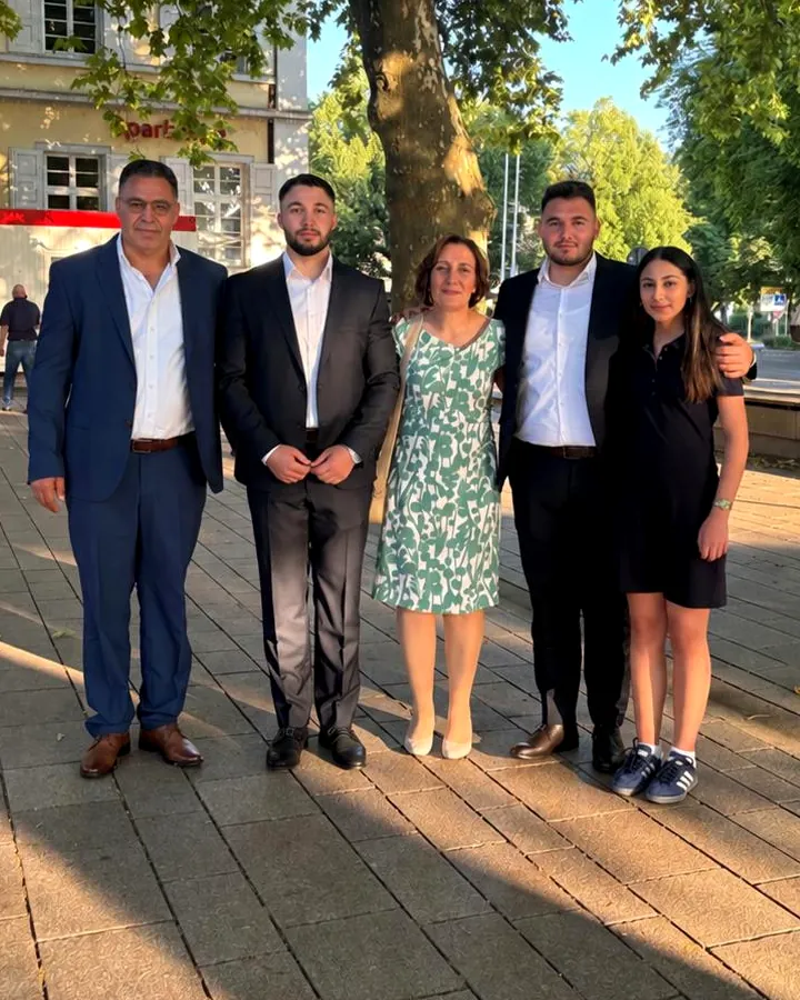 Die Familie hinter Hasan’s, draußen in Haslach
